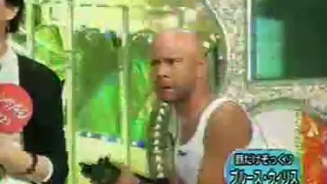 Déguisement de Bruce Willis au Japon maquillage et costume