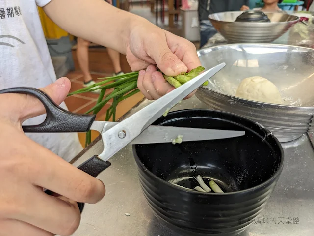 石碇許家手工麵線 | 沁涼流水麵有趣又好吃，麵線及蔥油餅DIY好好玩