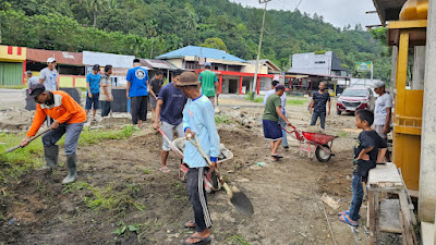 Warga Limau Kapeh dan Sekitarnya Gotong Royong Pembersihan Pekarangan Masjid Nurul Ikhlas