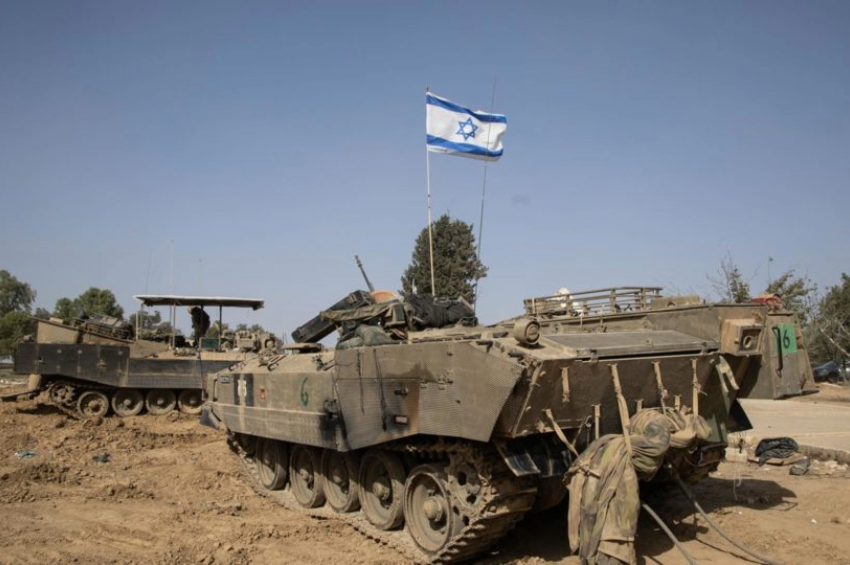 Veículos militares das Forças de Defesa de Israel (FDI) parados em um acampamento na fronteira com a Faixa de Gaza, no sul de Israel | Foto: EFE/EPA/CHRISTOPHE PETIT TESSON