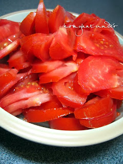 McNallys-organic-tomatoes-sliced