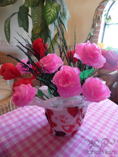 centro de mesa con flores de papel crepé