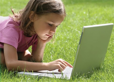 Niña escribiendo