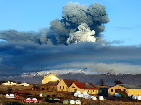 iceland volcano lightning wallpaper. iceland volcano pictures.