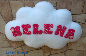 Nuvem em feltro com nome aplicado em tecido para porta de maternidade