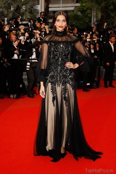 Sonam Kapoor Hot Photos in Full Black Dress on Red Carpet 6