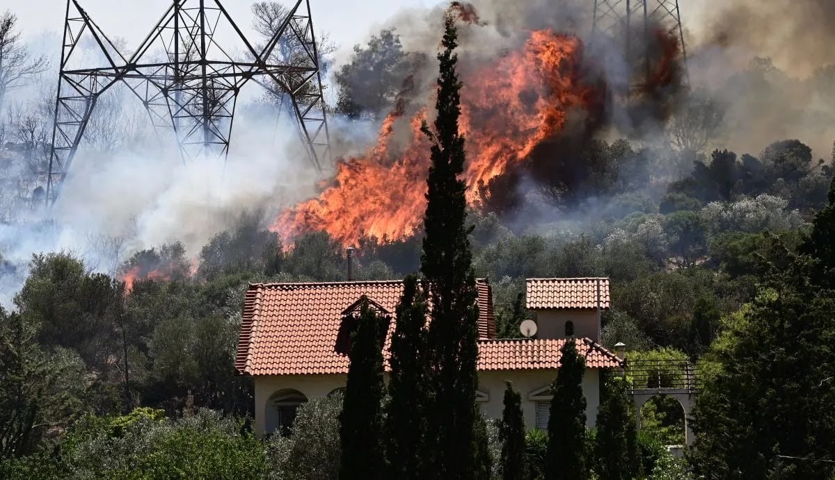 Άργησαν αλλα ξεκίνησαν ξανα τις φωτιές: Εκκενώνονται Λαγονήσι, Σαρωνίδα, Αναβύσσος – Δίπλα στα σπίτια οι φλόγες