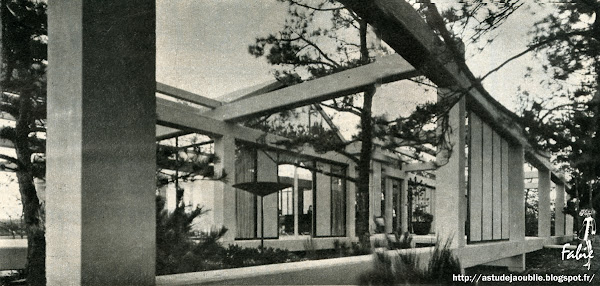 New Seabury - Cape Cod - Robert Damora - New Seabury - Cape Cod - Etats Unis - Private house Architecte: Robert Damora Construction: 1961  L'architecte Robert Damora a construit sa maison prototype au bord de la mer : il a dû l'implanter sur un éboulis de rochers , difficilement utilisable pour une construction traditionnelle moderne architecture 1950 to 1970 La maquette ci dessous révèle le grand secret technique de la maison "jeu de construction" : plus de murs , une cage de poutres et de poteaux . Chaque cellule de ce squelette deviendra une pièce fermée , une terrasse ou un jardin . Montée comme un jeu de construction , achevée en 3 jours avec tout le confort , extensible à tout moment (de 1 à 15 pièces) , cette maison permet d'avoir à volonté terrasses et jardins intérieurs.  On pourrait imaginer cent autres trouvailles : un patio-jardin au centre de la cage , entouré de quatre cotés par quatre pièces , ou bien une terrasse couverte , ou encore une maison isolée dans un  angle et un appartement principal à l'autre bout au-delà des jardins  intérieurs : toutes les grâces de la maison japonaise traditionnelle avec ses murs-paravents coulissant à volonté et les meilleures réussites de l'architecture moderne .  Le prototype comprend quinze carrés . Dans cette grille , Robert Damora a bâti un "quatre cinq pièces - trois terrasses" mais dans la même cage , il aurait pu construire aussi un "deux pièces - quatre terrasses" ou un "sept huit pièces - cinq terrasses"  ou même un "quinze pièces" sans terrasse , comme aussi une "cage" de cellules assemblées en L , en T , ou en H . Tout commence en usine . On y fabrique la charpente : un modèle de poteau , un de poutre , un de panneau , un de plancher , un de toiture plate , un de toiture en pente , un de poutre pour pergola . Ils sont en béton armé creux : le vide des planchers sert de radiateur , celui des poteaux laisse passer de grands boulons qui assembleront la cage  . Une autre usine fabrique les murs : un panneau de glace, un panneau plein  , soit fixe , soit coulissant . Le cadre d'aluminium de chaque panneau viendra s'enclencher  dans les poteaux et dans le cadre du panneau voisin .  Sur le terrain, des petits pilotis sont ancrés dans le sol : la maison sera simplement posée dessus .  Le jeu de construction commence : tous les éléments préfabriqués ont des dimensions combinables . Chaque cellule de la "cage" est un carré de 4m80 de coté .