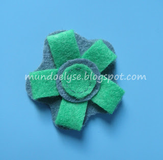 Broche de flor de fieltro gris y verde