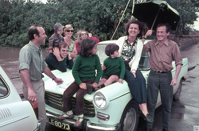 Tudo bons amigos, em Moçambique, penso que em 1971. Ainda não consegui saber em que lugar de Moçambique é.  Nas fotografias: Guida, António, Antoninho e Xana Cunha; Beatriz e Guido Lynar, Klaus Dieckmann.  MMG_I_088 e MMG_I_089 Fotografias de Manuel Augusto Martins Gomes. Não usar fotografias sem referência ao seu autor Manuel Augusto Martins Gomes e sem link para as páginas:  Beacons: https://beacons.ai/manuelamartinsgomesmemorias Blogger: https://manuelamartinsgomes.blogspot.com/ Instagram: @manuelamartinsgomesmemorias Toda a informação adicional é bem vinda. Poderão contactar-me através do endereço de email: manuelamgomes20@gmail.com #70s #moçambique #memoriasdeafrica #besties #oldfriends #oldphoto #blogpost #travelphotography #pastlivesphotography #manuelamartinsgomesmemorias