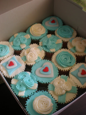 Ina from Ulu Klang order baby blue white cupcakes for her engagementa box 