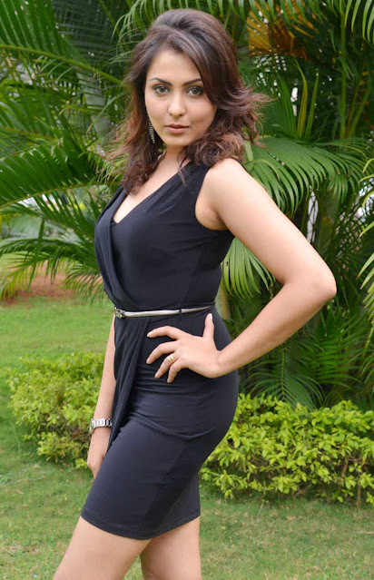 Madhu Shalini tollywood actress hot pics in sleeveless dress
