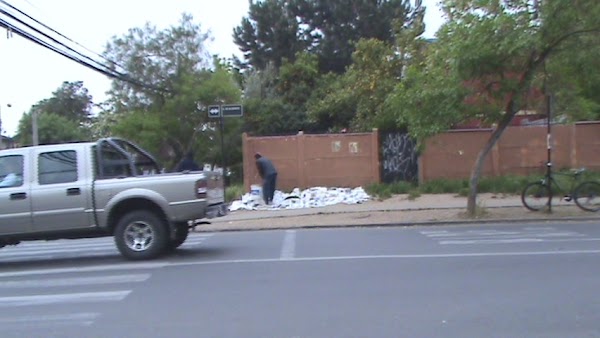 MAPAMUNDI, accion n°1: pegado de pintura en muro de la ciudad, 2010