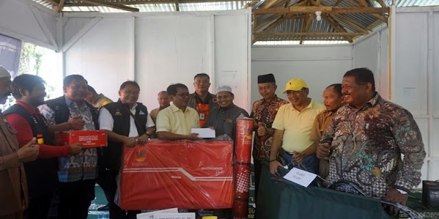 Wabup Risnawanto Dampingi Anggota DPR RI Beri Bantuan Kebakaran Pesantren Safinatun Najah