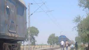  धड़धड़ाते हुए दौड़ रही मालगाड़ी अचानक दो हिस्सों में बंट गई 