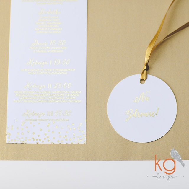 gold foil, silver foil, błyszczący, brokat, metaliczny, glamour, dodatki ślubne, hand made, złoty, srebrny, biały, eleganckie, menu, wizytówki, księga gości, numery stołów, glitter, dodatki ślubne gold foil, zaporszenia slubne gold foil, KG DESIGN, Bochnia, Kraków, Warszawa, Wrocław, Łódź, Katowice, Gdańsk, winietki, zawieszki na alkohol, plany stołów, podziękowanie dla rodziców, serduszka do wbicia w słodkiego muffina, menu, karty drinków, księga gości, tabliczki do słodkich bufetów, ozdobne karteczki na stoły, nr stołów. Silverfoil, Goldfoil, złocone zaproszenia, złocone dodatki, srebrne, złote, metaliczne, brokatowe, zproszenia i dodatki z brokatem, papier brokatowy, wyjątkowe zaproszenia slubne, oryginalne zaproszenia slubne, nietypowe, ręcznie robione, artystyczne, kaligraficzne, kaligrafia, papeteria slubna, poligrafia slubne, zaporszenia slubne Kraków, gold, sliver, zlote, srebrne, eleganckie, wyjątkowe, glamour, styl gypsy, 