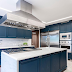 Cozinha com marcenaria clássica azul + ilha com  cooktop Viking! 