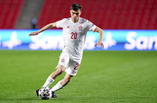 Pedri con el balón. SELECCIÓN DE ESPAÑA 1 SELECCIÓN DE GRECIA 1. 25/03/2021. Copa Mundial de Fútbol Qatar 2022, fase de clasificación, Grupo B de Europa, jornada 1. Granada, España, estadio Nuevo Los Cármenes. GOLES: 1-0: 33’, Morata . 1-2: 56’, Bakasetas, de penalti.