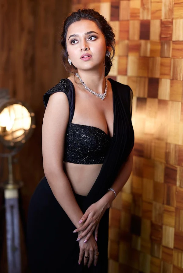 tejasswi prakash cleavage black saree busty tv actress