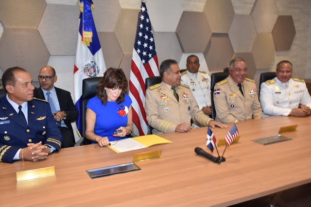 Embajada de Estados Unidos entrega equipos al Ministerio de Defensa y los Comandantes de Fuerzas