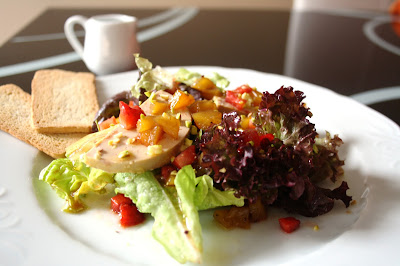 ensalada de pato, reducción de mango y vinagreta de fresas 