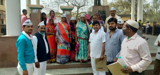 आम आदमी पार्टी के कार्यकर्ताओं ने जिला अधिकारी को दिया पत्रक