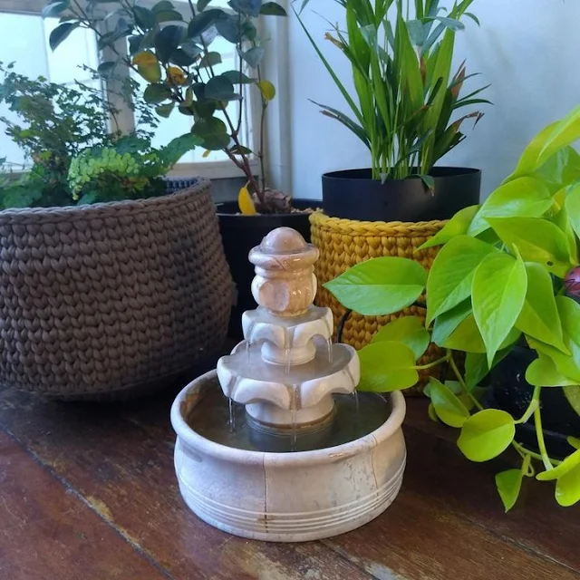 Uma pequena fonte ou um aquário podem trazer um som relaxante e um elemento visual interessante.