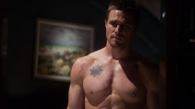 Stephen Amell Shirtless in Arrow s1e01