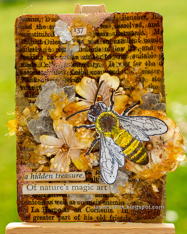 Layers of ink - Honeybee Artist Trading Card Tutorial by Anna-Karin Evaldsson.