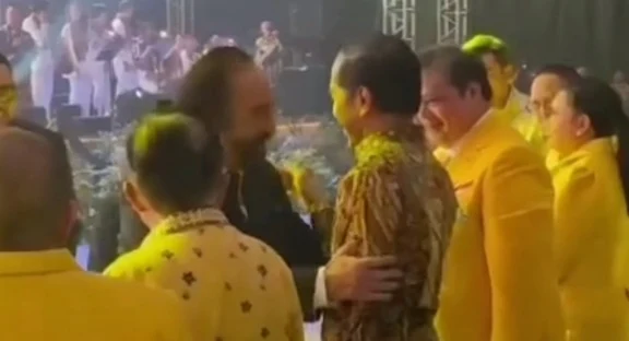 Viral, Gestur Jokowi Enggan Dipeluk Surya Paloh saat HUT Golkar