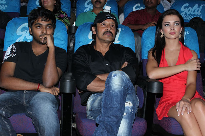 thandavam trailer launch cute stills
