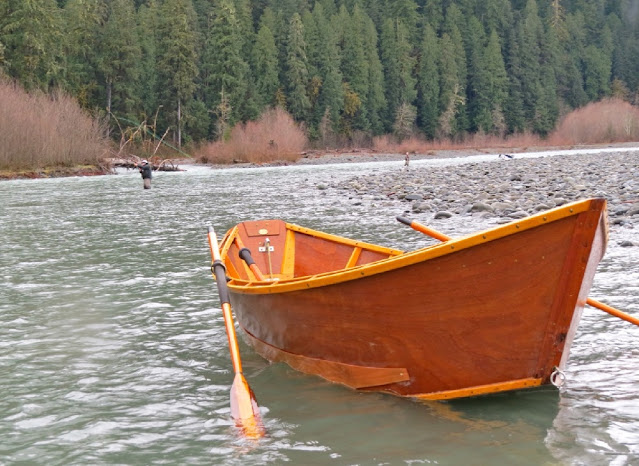 القارب الخشبي ضفة النهر