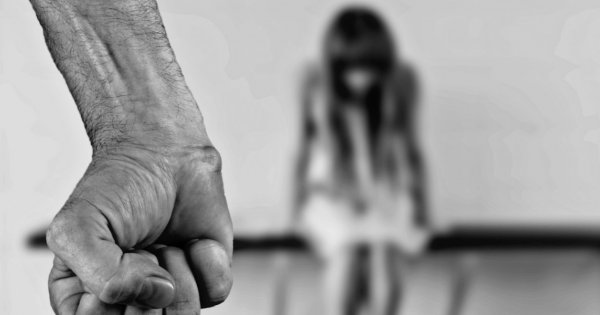 Φολέγανδρος: 26χρονη ζήτησε από τον σύντροφό της να χωρίσουν και αυτός της επιτέθηκε μαζί με έναν φίλο του