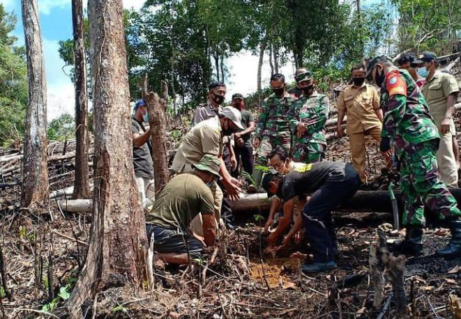 Anggota Satgas TMMD Dan Warga Menanam Pohon