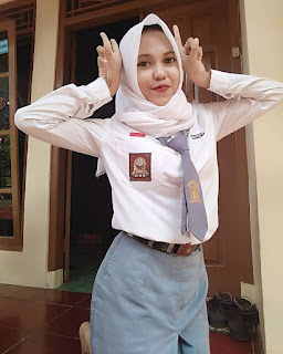 Siswi SMA Cantik Berjilbab