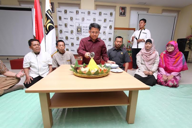 Syukuri Hari Lahir, Presiden PKS Lesehan dengan OB, CS, dan Satpam