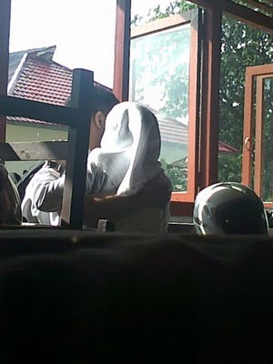 foto-menarik.blogspot.com - Foto Mesum ABG Berjilbab Di Dalam Kelas