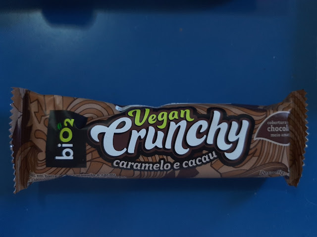 Picture of the package of vegan crunchy caramel and cocoa bar