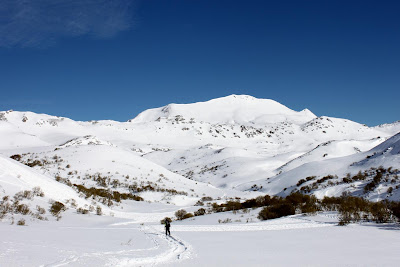 En el valle de Wamba, al fonfo el Cascayón