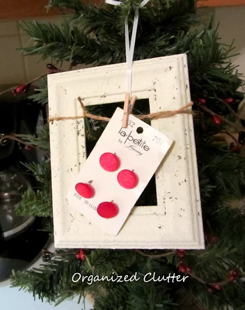 Repurposed Christmas Ornaments Made from Frames www.organizedclutterqueen.blogspot.com