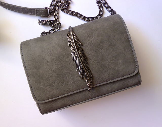 http://www.rosegal.com/crossbody-bags/metal-leaf-chains-crossbody-bag-1093901.html?lkid=160405