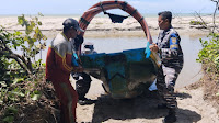 Wujud Kepedulian TNI AL, Babinpotmar Lanal Bengkulu Bantu Nelayan Tarik Perahu Ke Pinggir Pantai