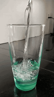 Wasserglas wird gefüllt