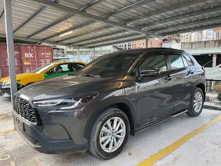 corolla cross 是一款2020年才出的豐田休旅車 ，又稱為 CC ~~歸屬為跨界休旅車系但又沒到很小台，所以深受許多豐田車迷的喜愛 。因為當初toyota corolla cross新車議價空間很低表示賣得很不錯，連帶的toyota corolla cross認證中古車和corolla cross自售車也算相當好賣。至於toyota corolla cross缺點是有一些的像是少數車輛有遇到漏水狀況、基本版沒有盲點和電動座椅有點慘、搭載1.8自然進氣沒渦輪有點偏弱的。但好看、耐看、省油、好開、問題少依舊是大家喜愛的地方 ，toyota corolla cross二手ptt也都有很多人討論cross的優缺點 。  至於大家最想知道的toyota corolla cross的二手價格和油電二手價要怎麼評估呢? 本篇將提供 Cross收購行情邏輯讓大家參考 。