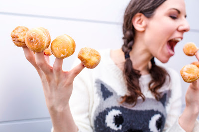 foto di ragazza che si abbuffa di dolci