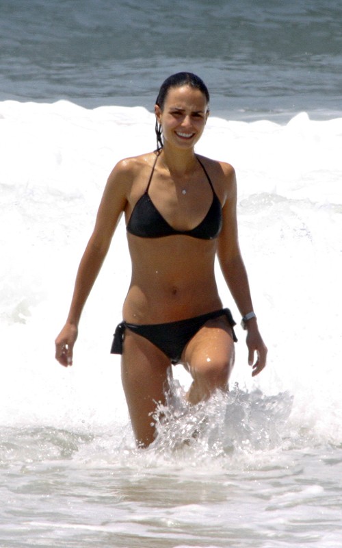 Upskirt Celebs Jordana Brewster's bending over in her bikini