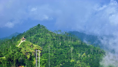 Obyek Wisata Puncak Suroloyo yang Eksotik