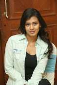 hebah patel latest glamorous stills-thumbnail-1