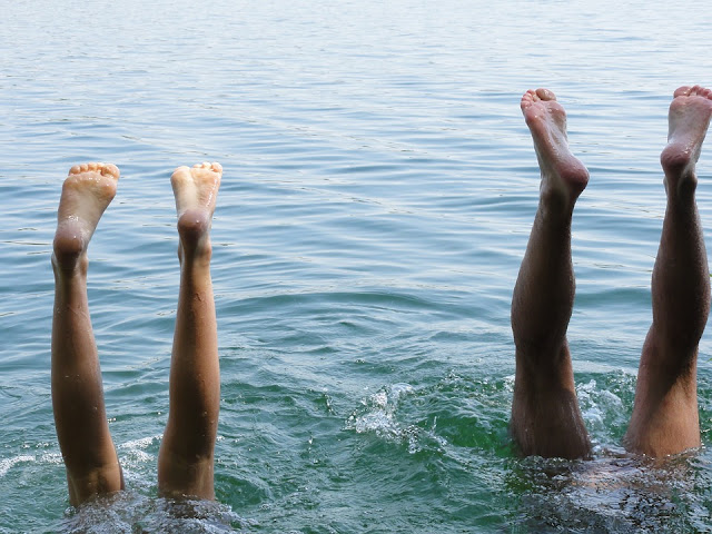 Kinder machen Kopfstand im Wasser