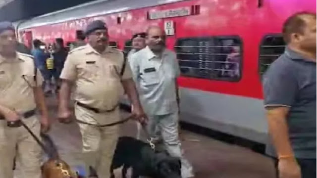 छत्तीसगढ़ संपर्क क्रांति ट्रेन की तलाशी लेते जीआरपी जवान – बम की सूचना से मचा हड़कंप
